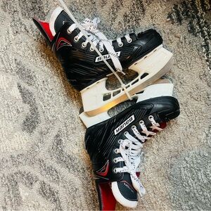 New BAUER VAPOR FLYLITE ice SKATE Youth 
Skates